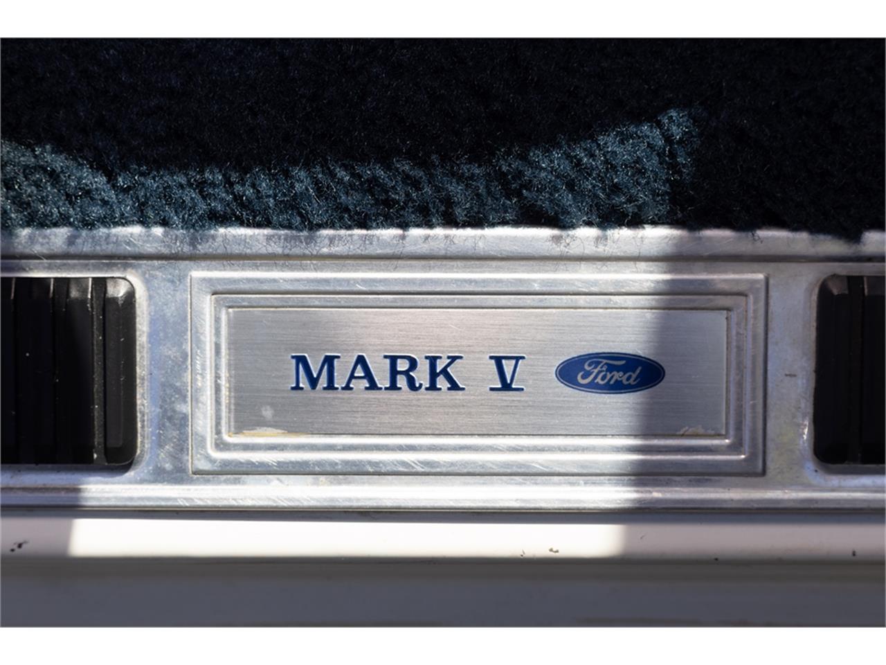 Lincoln-Continental-mark-v-1979-White-Navy-Blue-82