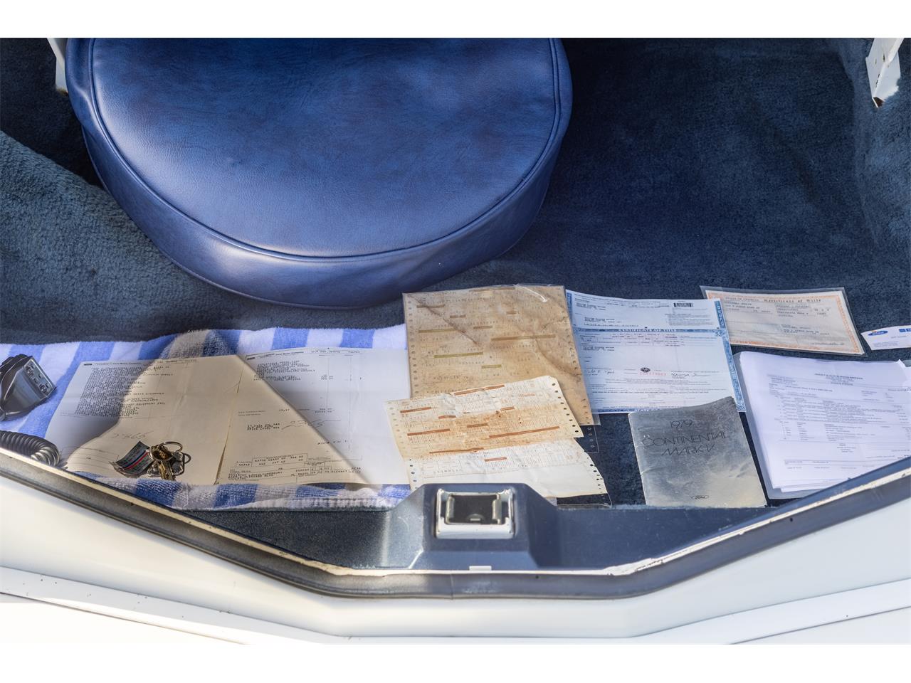 Lincoln-Continental-mark-v-1979-White-Navy-Blue-88