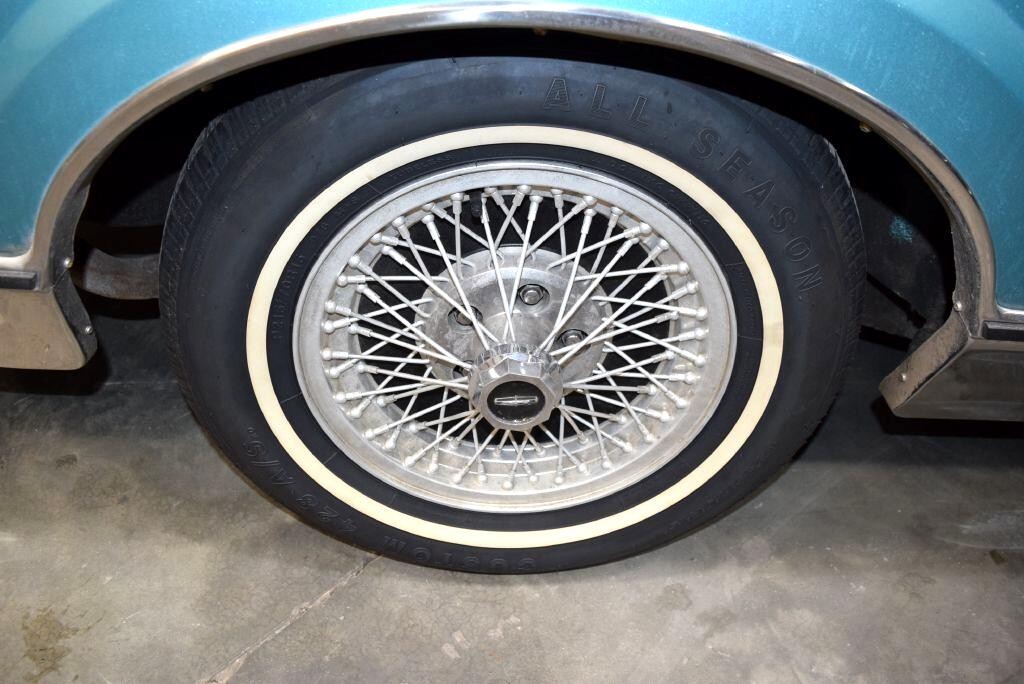 Lincoln-Mark-VI-1982-Sedan-10