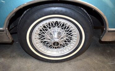 Lincoln-Mark-VI-1982-Sedan-11