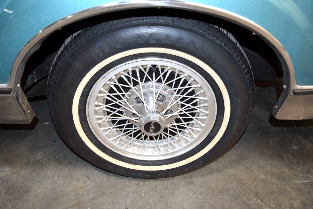 Lincoln-Mark-VI-1982-Sedan-11