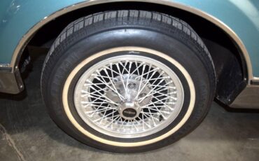 Lincoln-Mark-VI-1982-Sedan-12