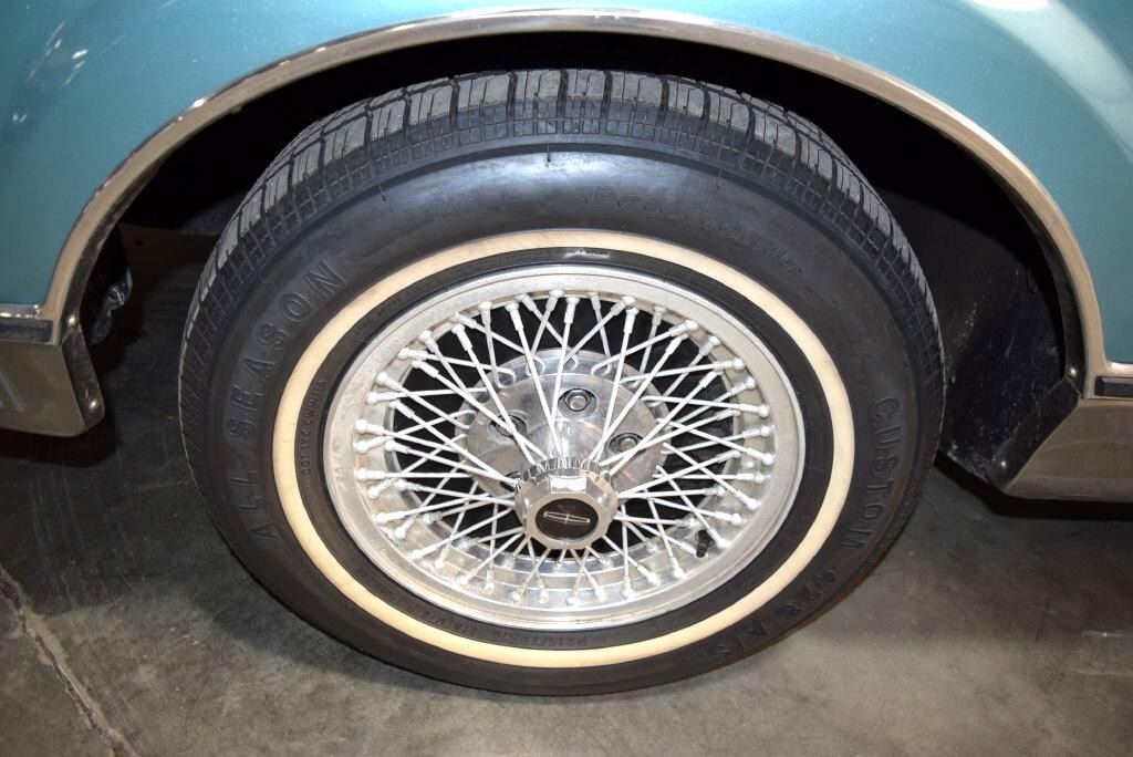 Lincoln-Mark-VI-1982-Sedan-12