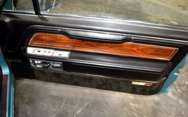 Lincoln-Mark-VI-1982-Sedan-21