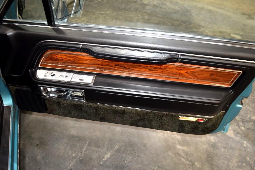 Lincoln-Mark-VI-1982-Sedan-21