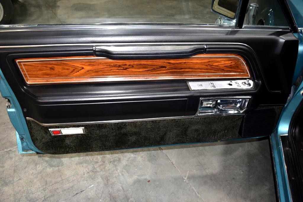 Lincoln-Mark-VI-1982-Sedan-24