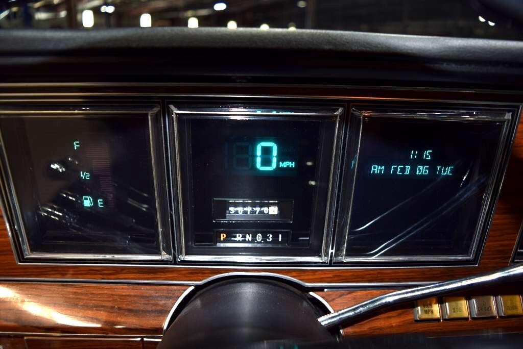 Lincoln-Mark-VI-1982-Sedan-27