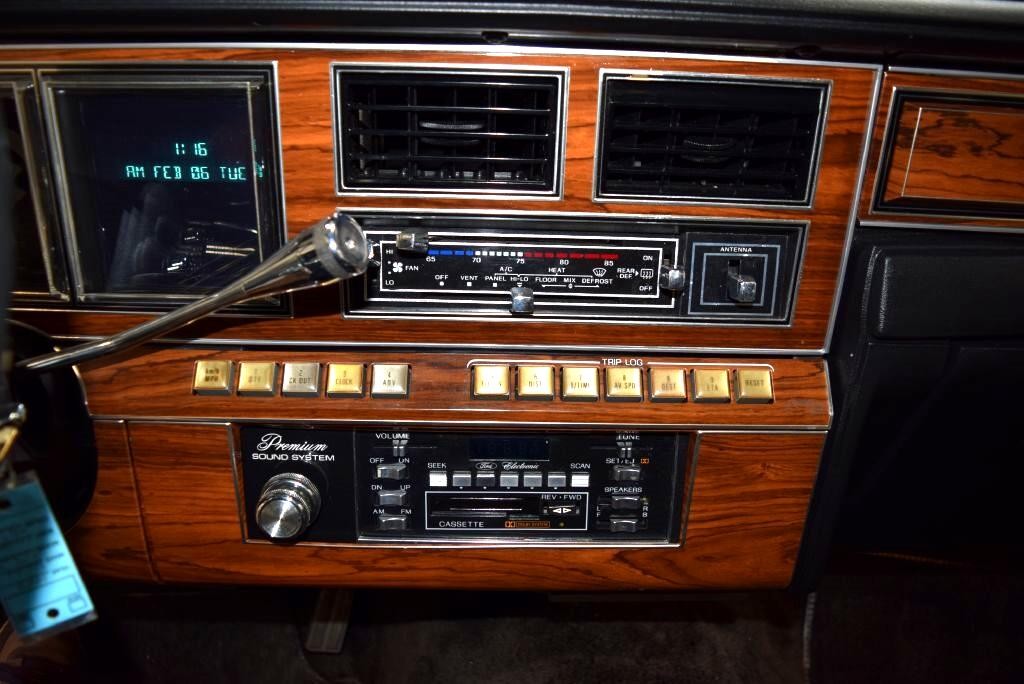 Lincoln-Mark-VI-1982-Sedan-28