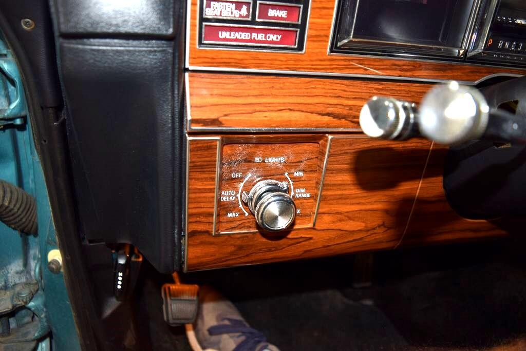 Lincoln-Mark-VI-1982-Sedan-29