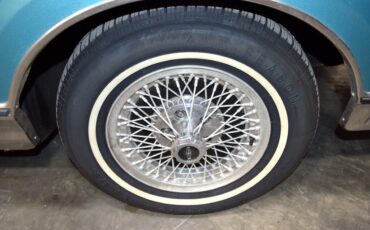 Lincoln-Mark-VI-1982-Sedan-9