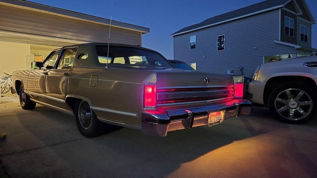 Lincoln-Town-Car-1979-Sedan-16