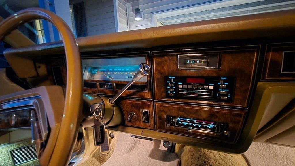 Lincoln-Town-Car-1979-Sedan-17