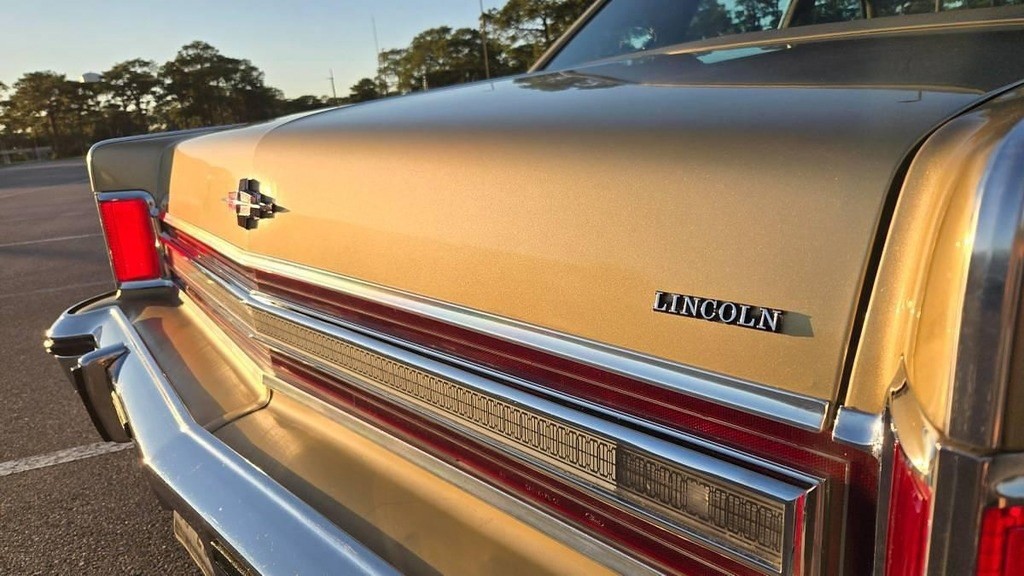 Lincoln-Town-Car-1979-Sedan-21