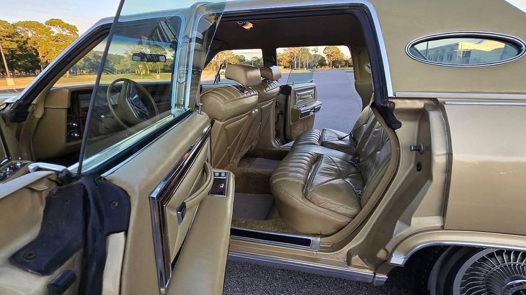 Lincoln-Town-Car-1979-Sedan-8