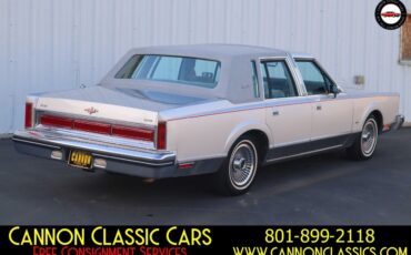 Lincoln-Town-Car-1984-Sedan-11