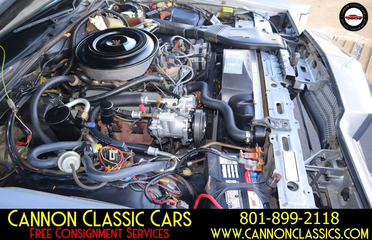 Lincoln-Town-Car-1984-Sedan-17