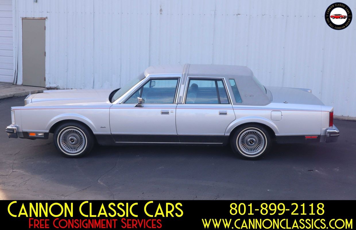 Lincoln-Town-Car-1984-Sedan-2