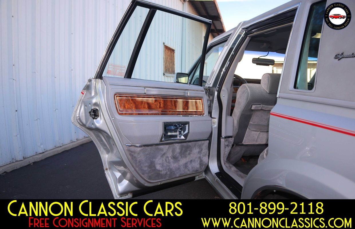 Lincoln-Town-Car-1984-Sedan-20