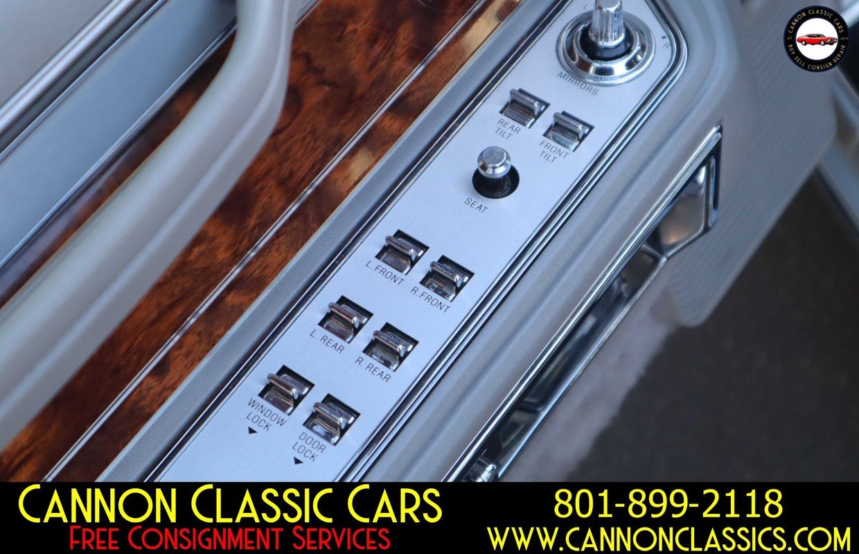 Lincoln-Town-Car-1984-Sedan-22