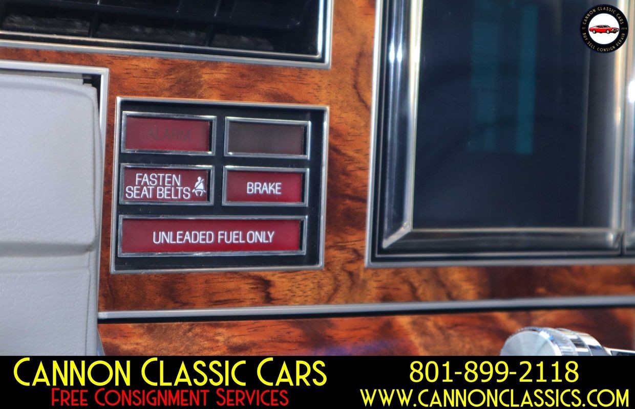 Lincoln-Town-Car-1984-Sedan-29