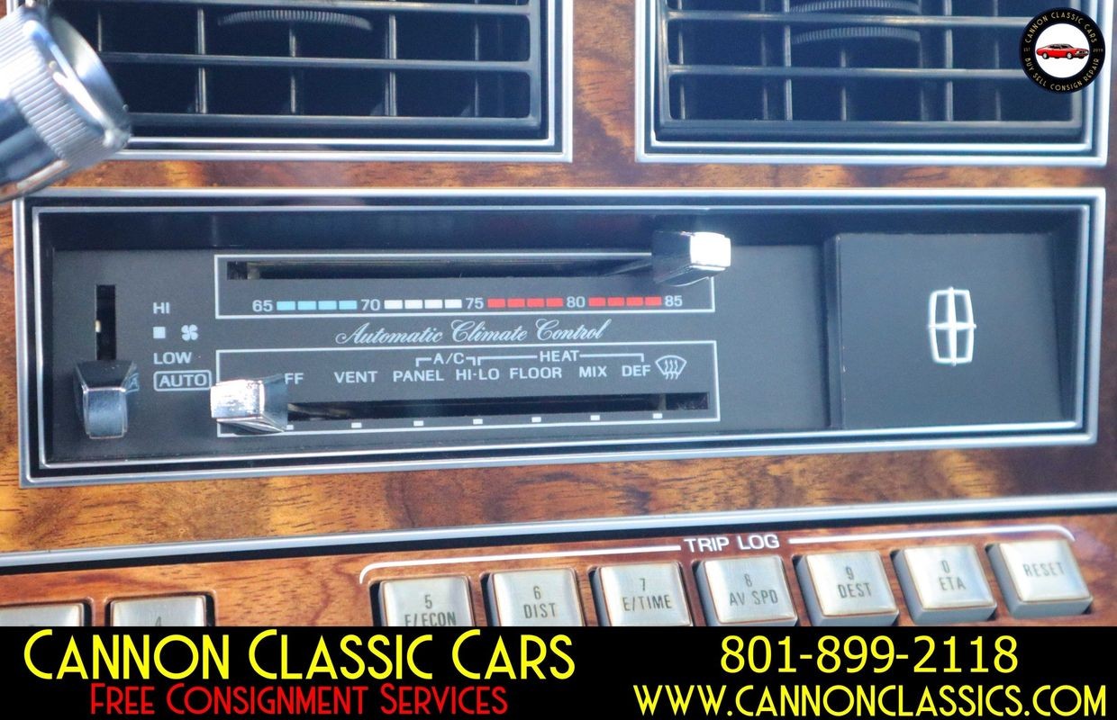 Lincoln-Town-Car-1984-Sedan-33