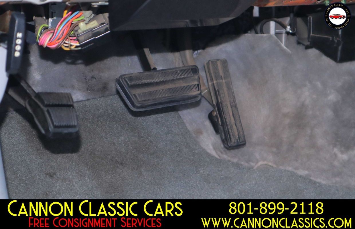 Lincoln-Town-Car-1984-Sedan-34