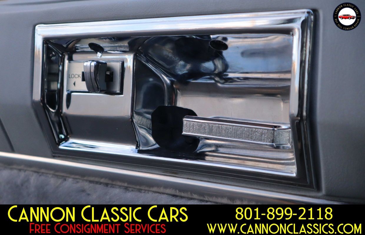 Lincoln-Town-Car-1984-Sedan-37