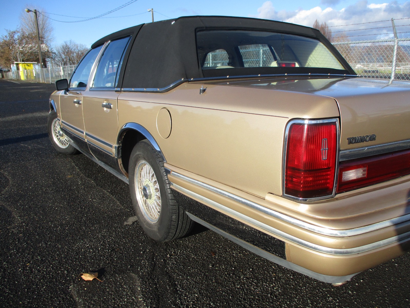 Lincoln-Town-Car-1991-Sedan-14