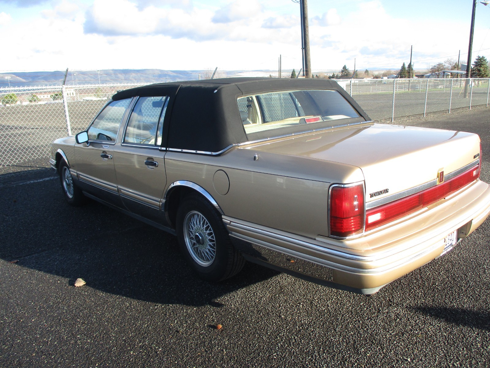 Lincoln-Town-Car-1991-Sedan-16