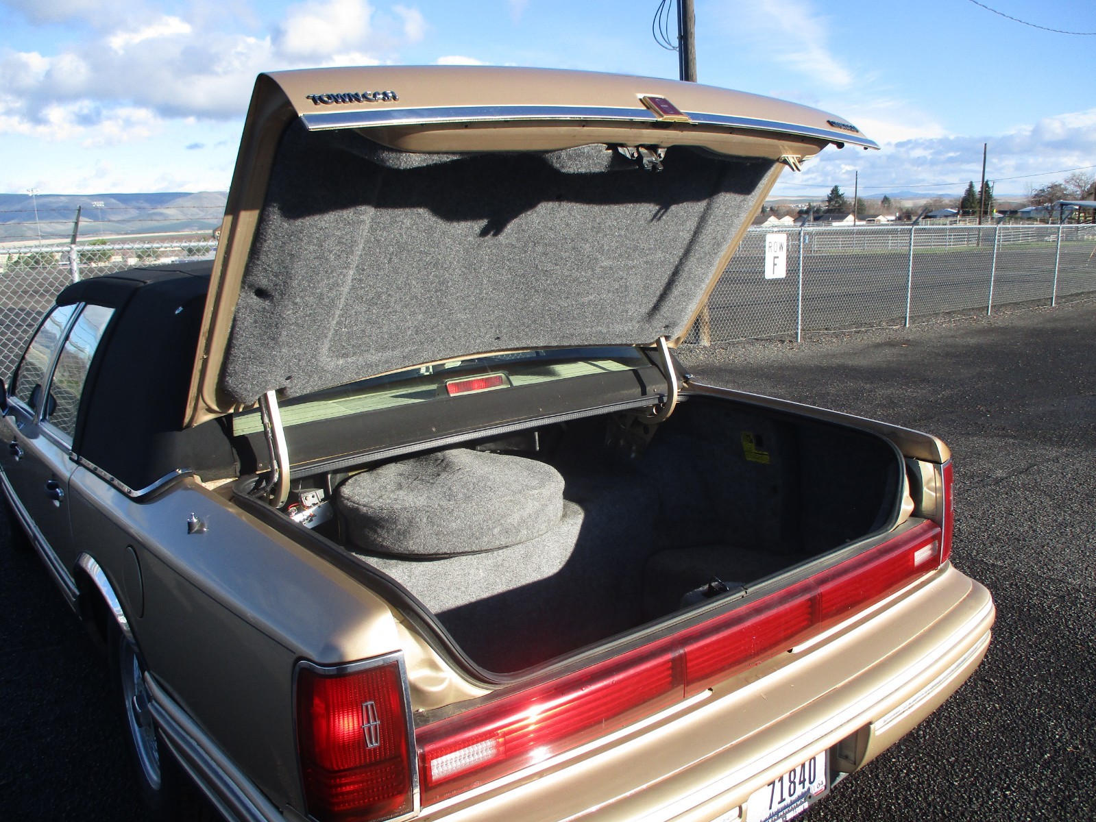 Lincoln-Town-Car-1991-Sedan-17