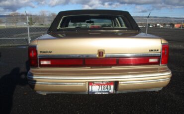 Lincoln-Town-Car-1991-Sedan-19