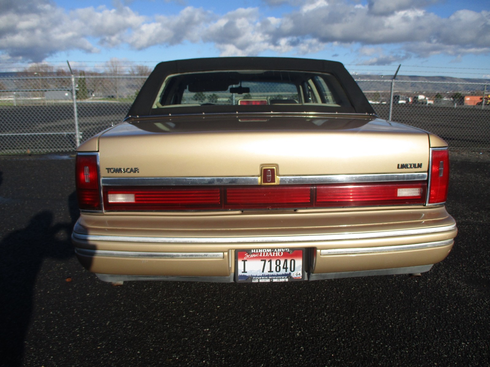 Lincoln-Town-Car-1991-Sedan-19