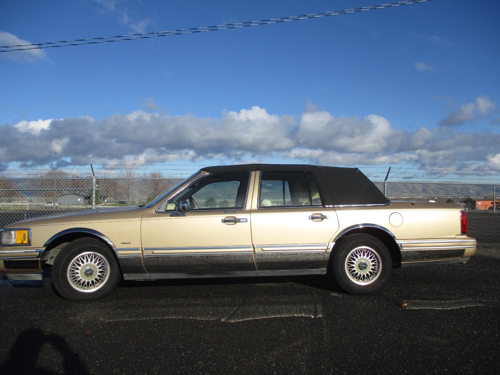 Lincoln-Town-Car-1991-Sedan-2