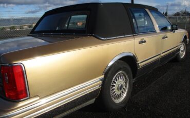 Lincoln-Town-Car-1991-Sedan-21