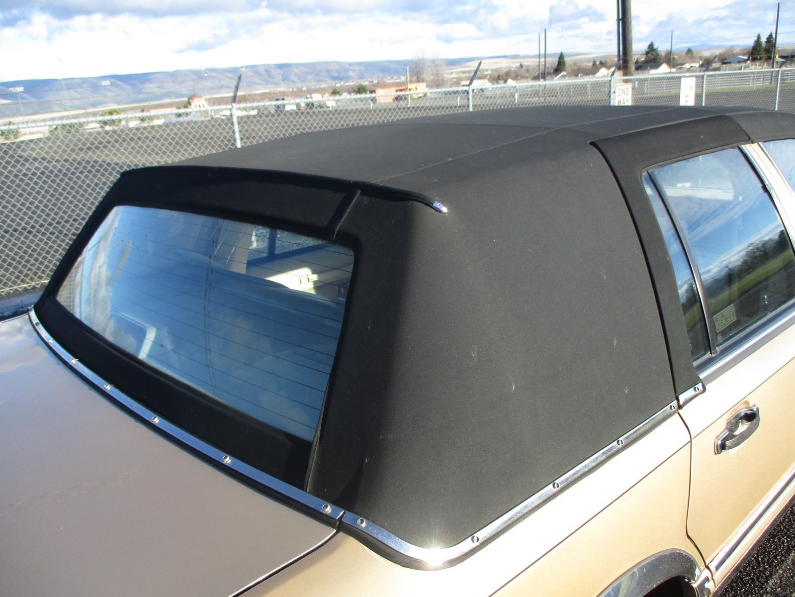 Lincoln-Town-Car-1991-Sedan-24