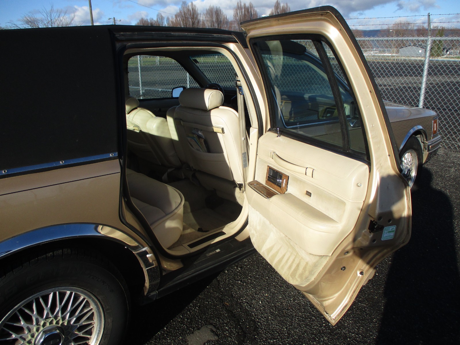 Lincoln-Town-Car-1991-Sedan-27