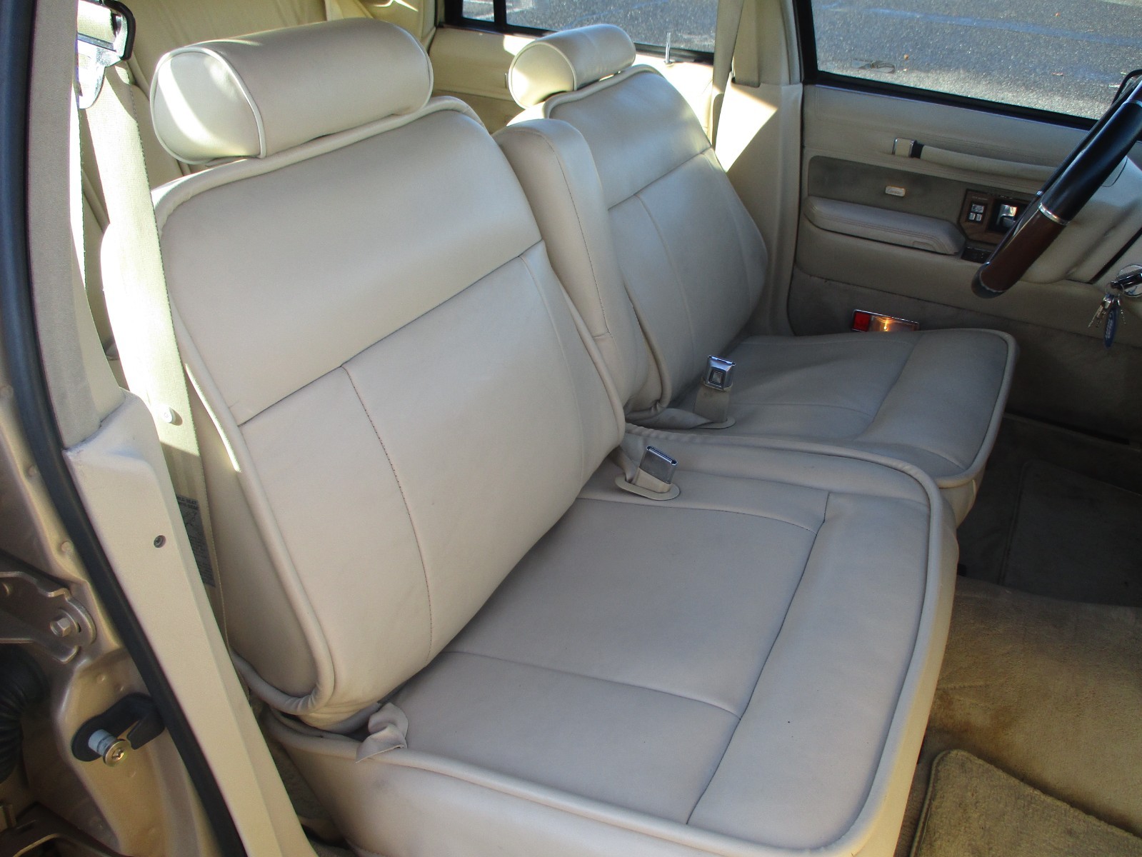 Lincoln-Town-Car-1991-Sedan-31