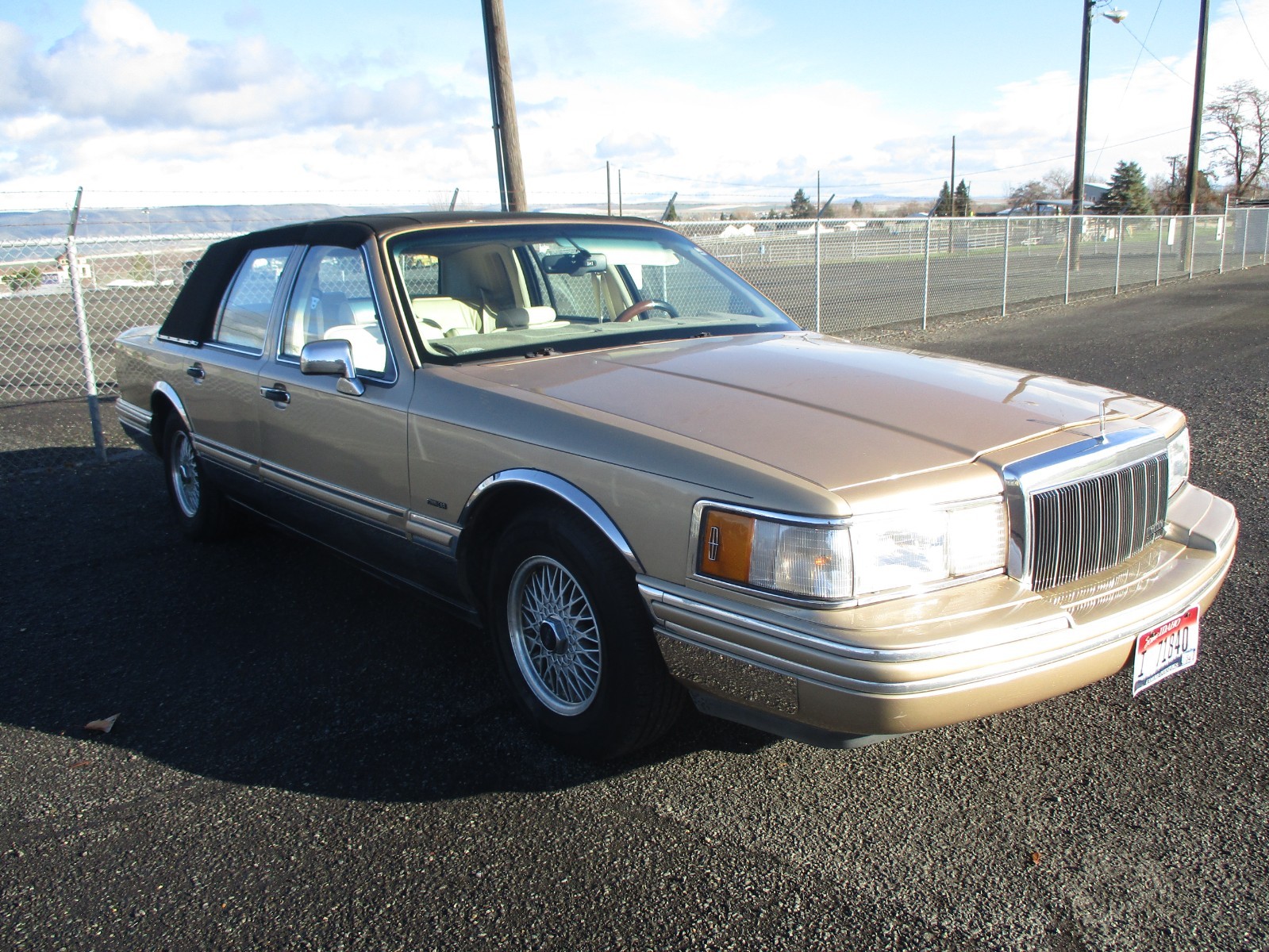 Lincoln-Town-Car-1991-Sedan-34