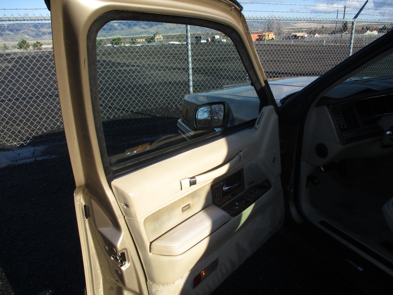 Lincoln-Town-Car-1991-Sedan-4