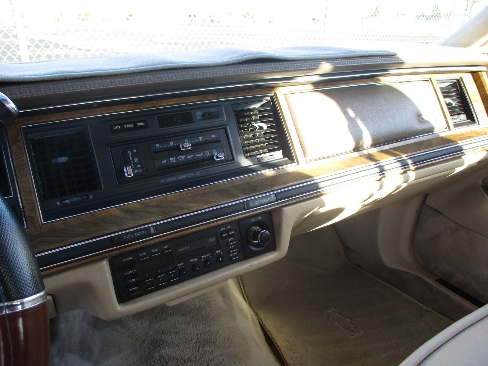 Lincoln-Town-Car-1991-Sedan-7