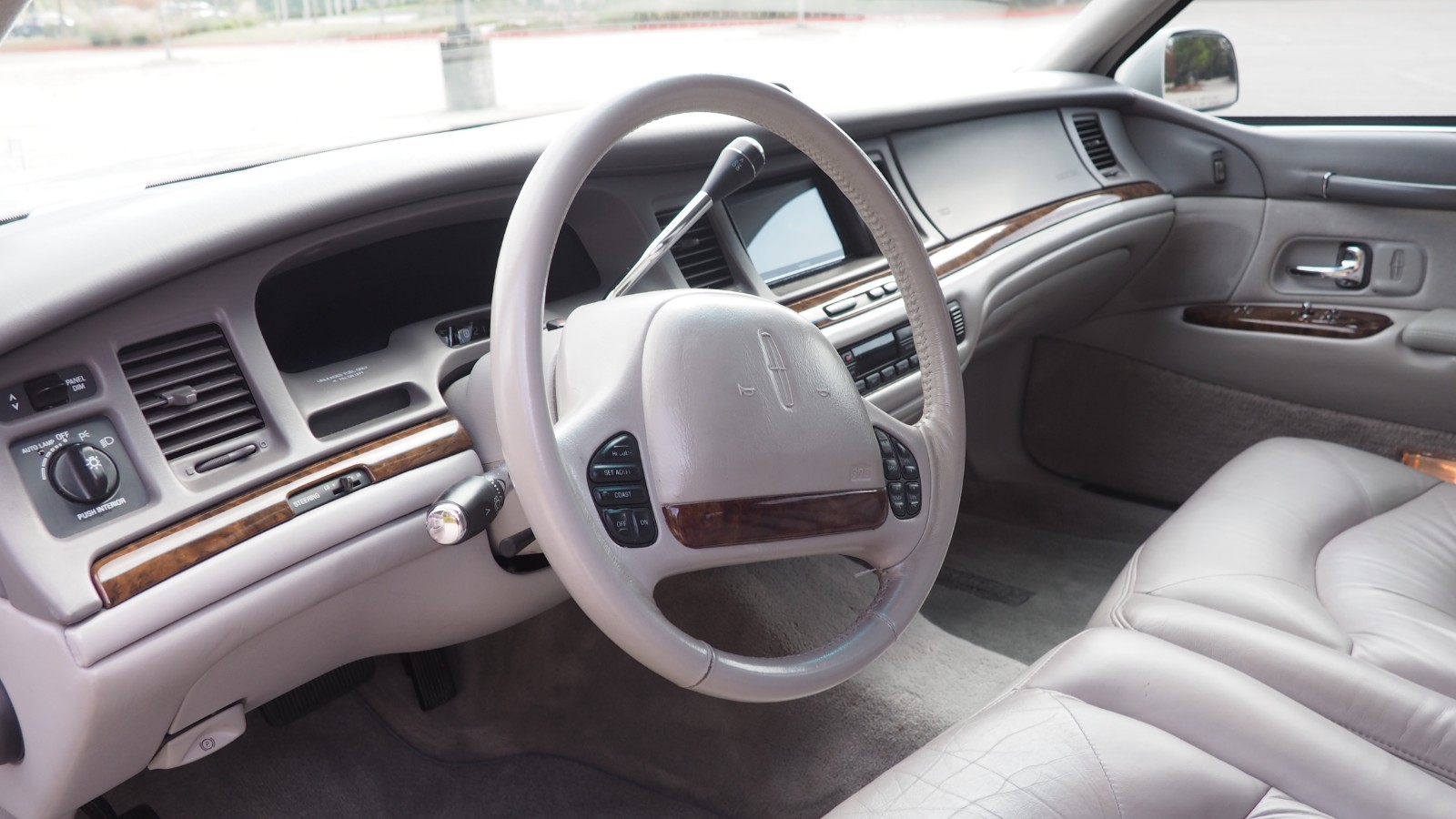 Lincoln-Town-Car-1996-Sedan-10