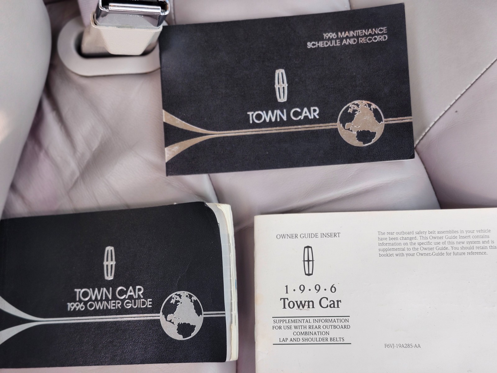 Lincoln-Town-Car-1996-Sedan-16