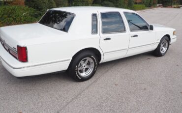 Lincoln-Town-Car-1996-Sedan-2