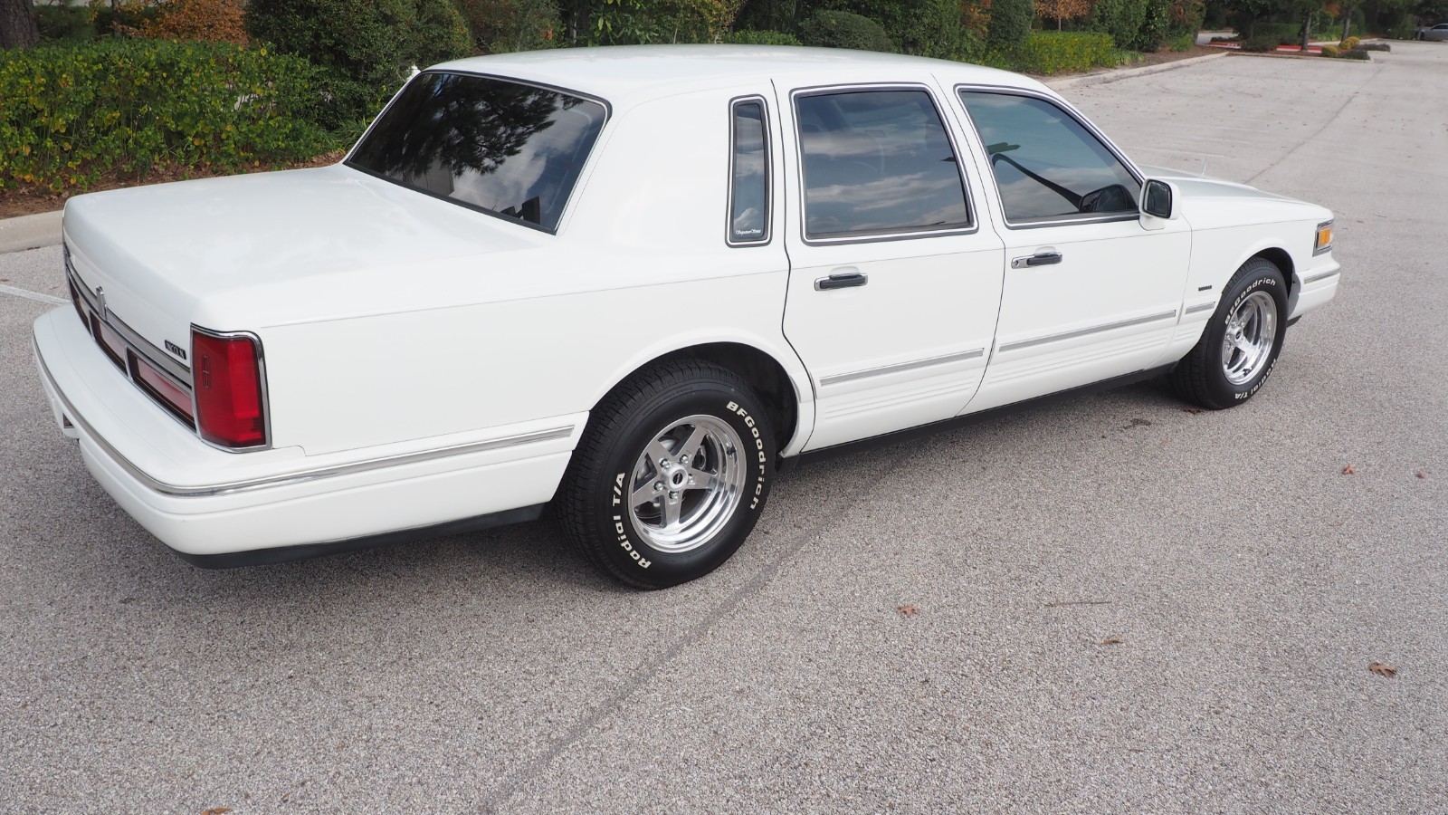 Lincoln-Town-Car-1996-Sedan-2