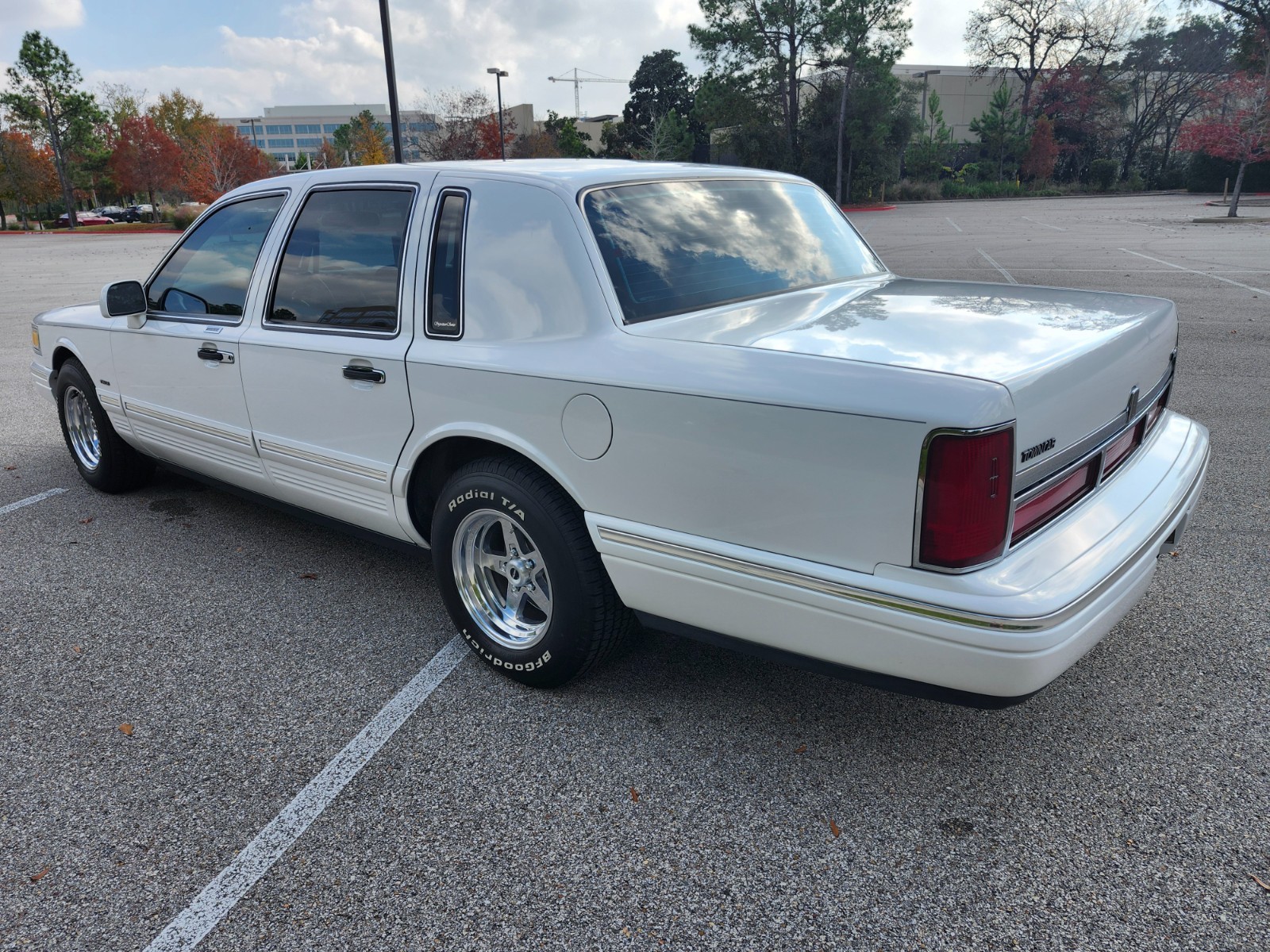 Lincoln-Town-Car-1996-Sedan-3