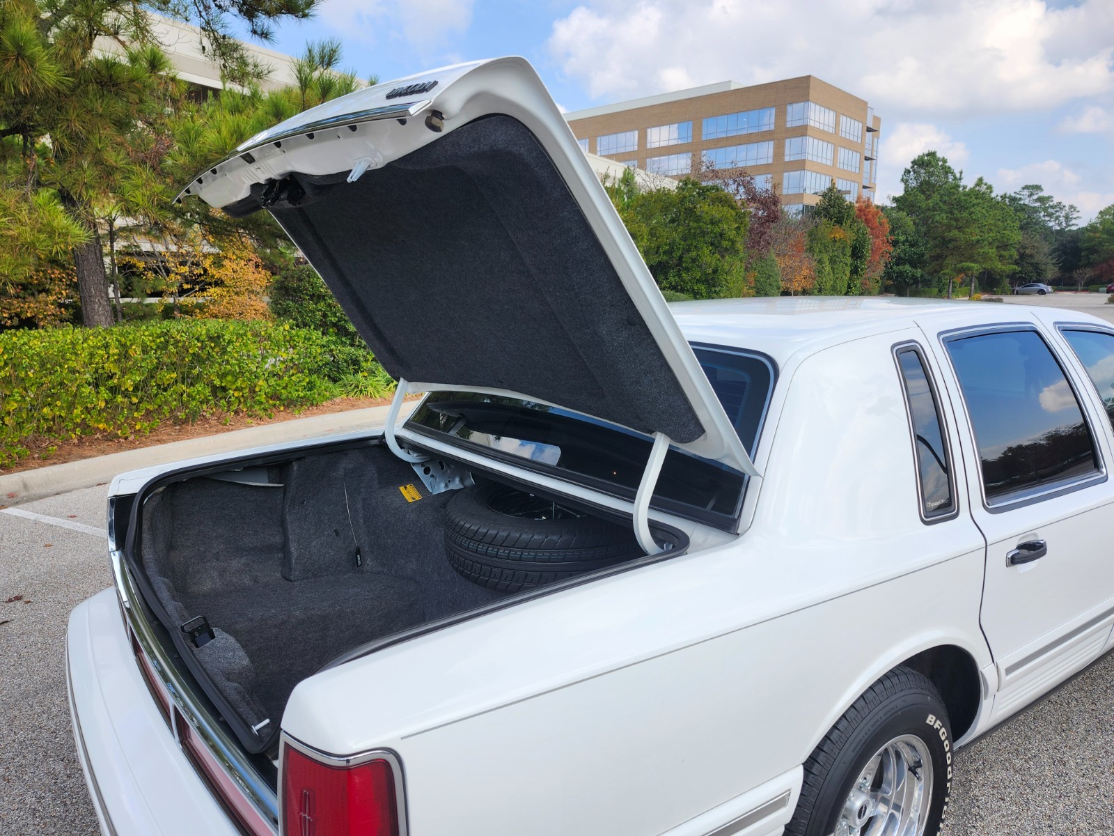 Lincoln-Town-Car-1996-Sedan-4