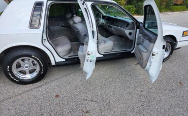 Lincoln-Town-Car-1996-Sedan-5