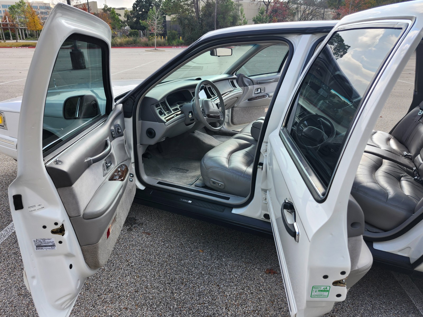 Lincoln-Town-Car-1996-Sedan-7