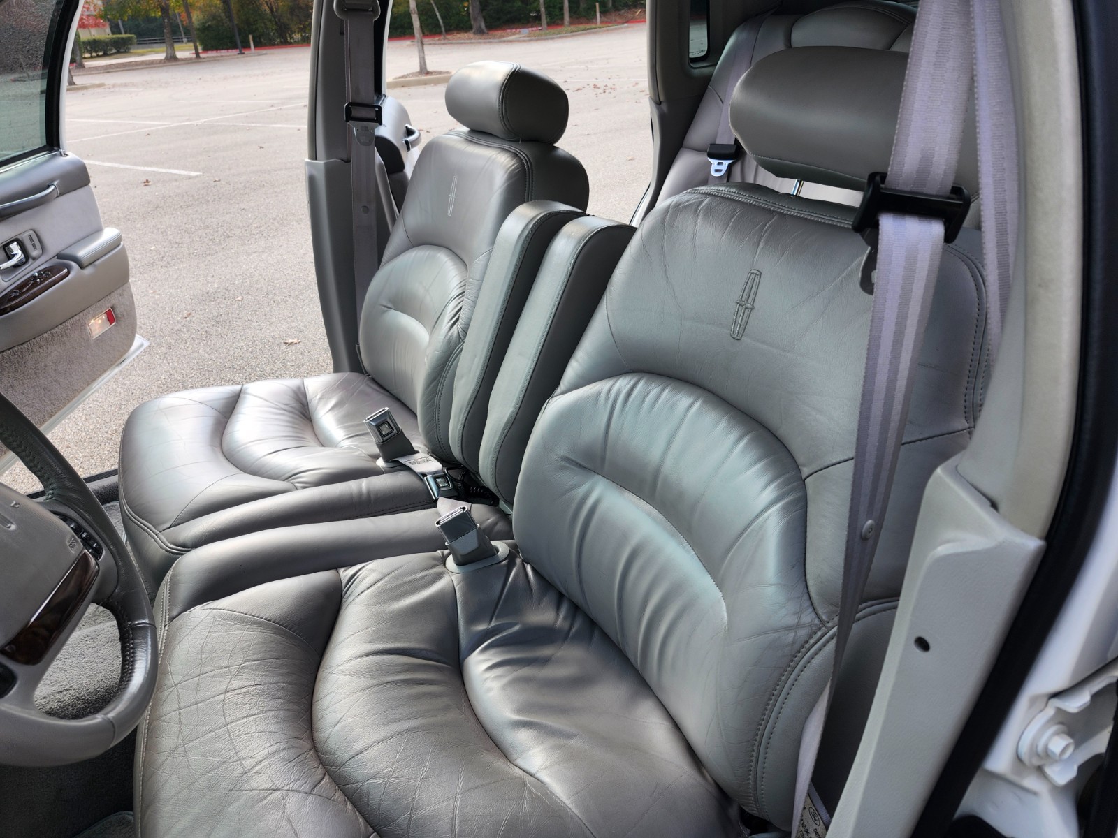 Lincoln-Town-Car-1996-Sedan-8