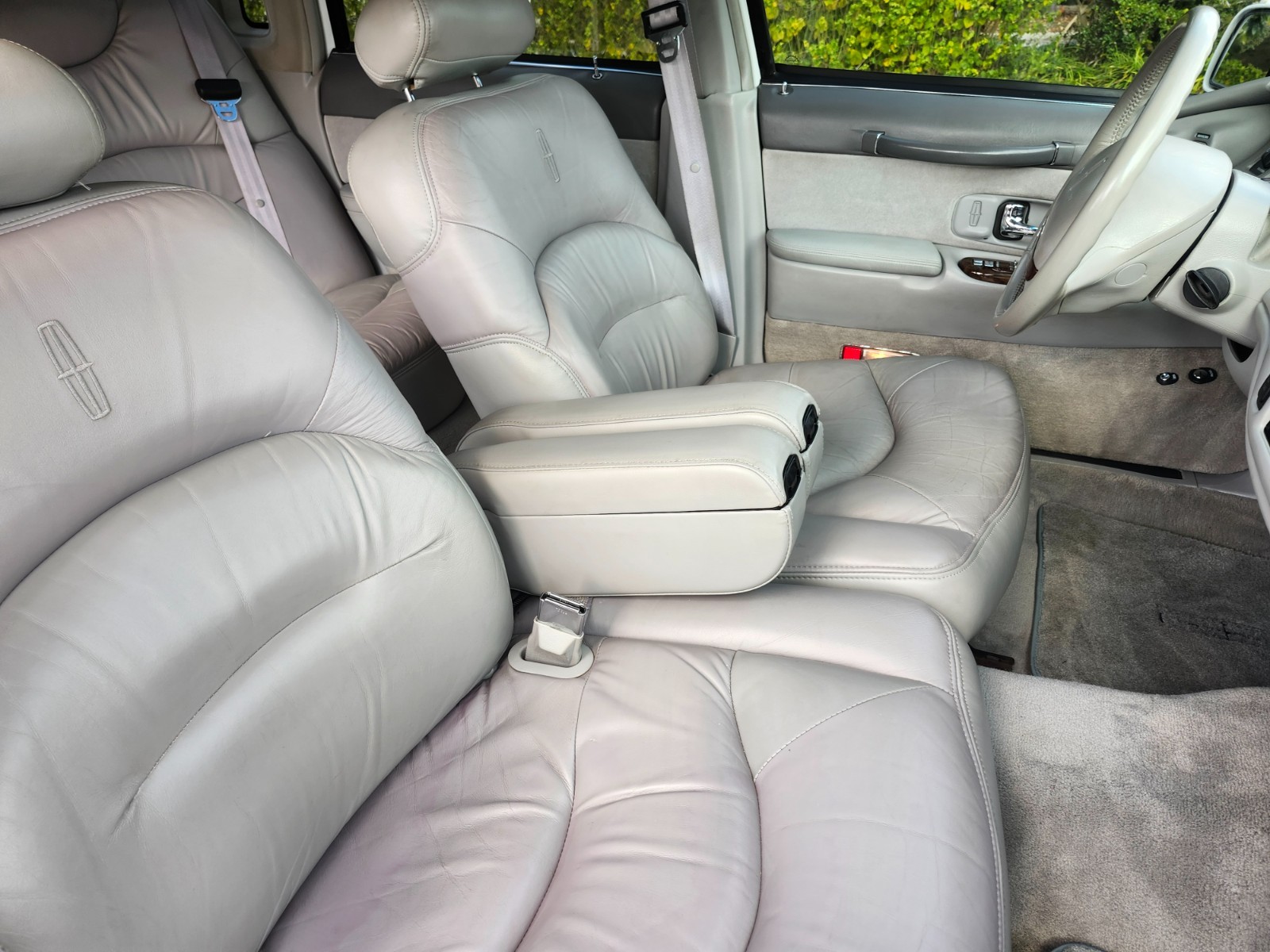 Lincoln-Town-Car-1996-Sedan-9